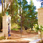 The curved sandstone fencing delivers a feeling of grandeur. Incorporating appropriate landscaping and architectural fixtures enhance the atmosphere you wish to create.