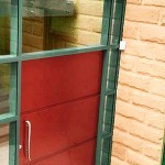 Contemporary and slick, sandstone has been tactfully integrated with metal and glass to give a natural atmosphere.